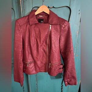ANA BURGUNDY RED CROPPED FAUX LEATHER JACKET ZIPPER DETAILS - SIZE MEDIUM